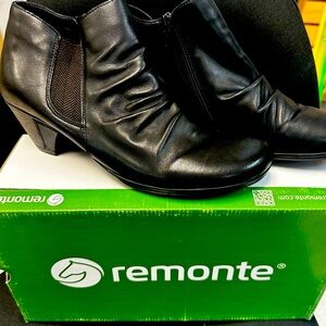 Remonte Black Leather Ankle Boots